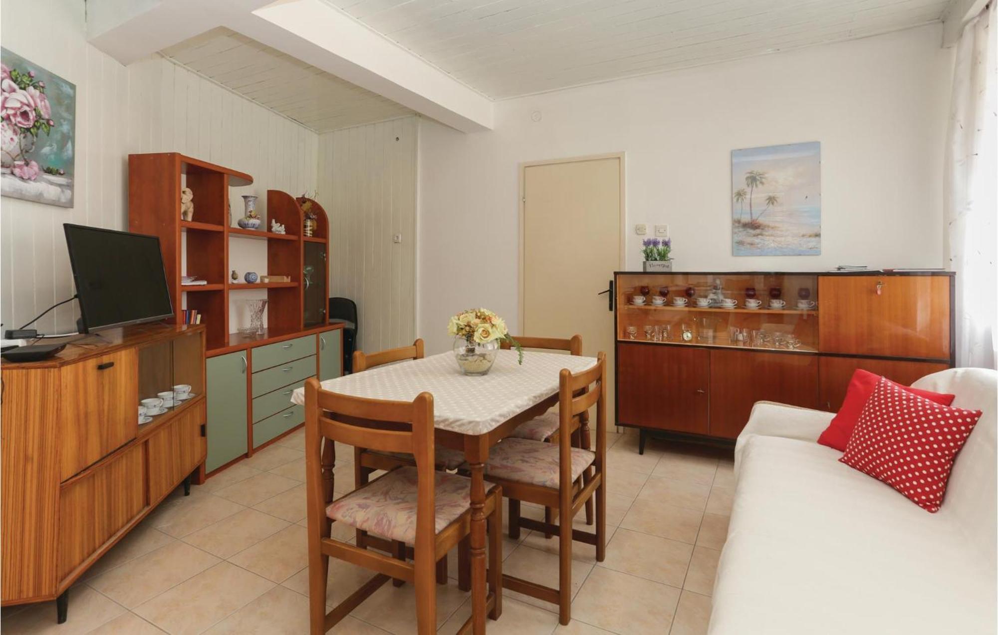 2 Bedroom Stunning Apartment In Kastel Kambelovac Kastela Exterior photo